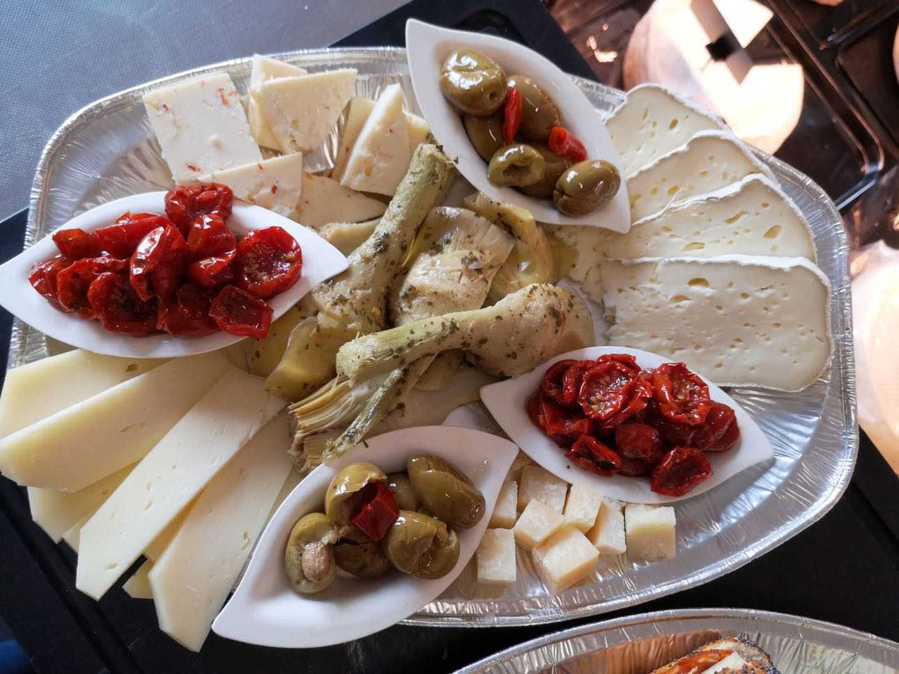 Antipasti Platte von Puntoverde mit Käse, Oliven und Artischocken